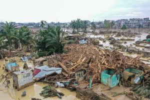 Foto udara kondisi pasca banjir besar di desa Sukajadi, kecamatan Karang Baru, Aceh Tamiang 1/12.